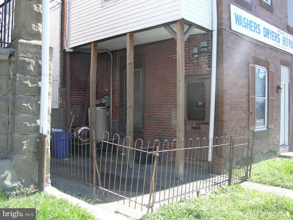 141 W Fisher Ave in Philadelphia, PA - Building Photo