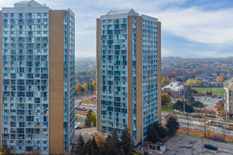 Trailwood Place in Mississauga, ON - Building Photo - Building Photo