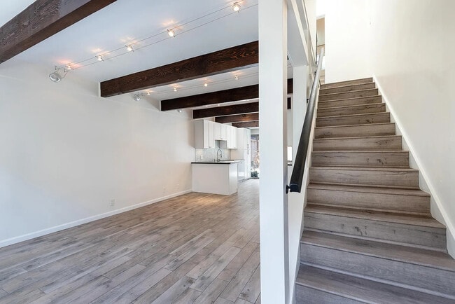 4040 Grand View Blvd, Unit 15 in Los Angeles, CA - Building Photo - Building Photo