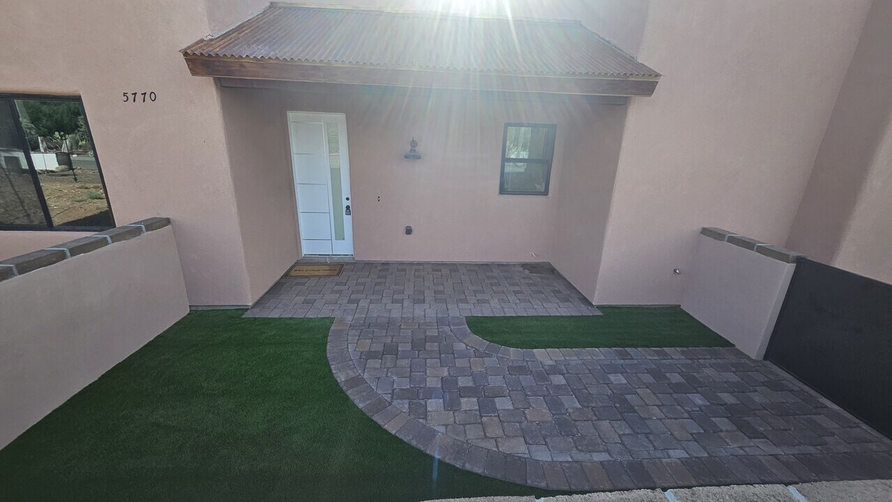 5770 E Williams Cir in Tucson, AZ - Building Photo