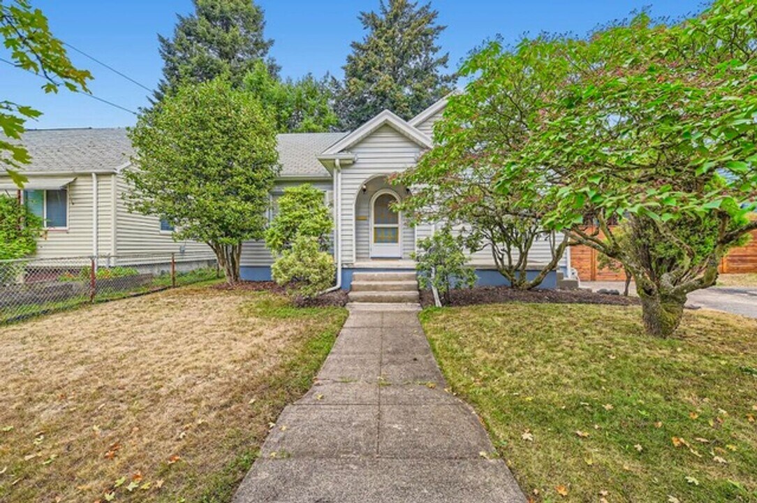 8944 N Portsmouth Ave in Portland, OR - Building Photo