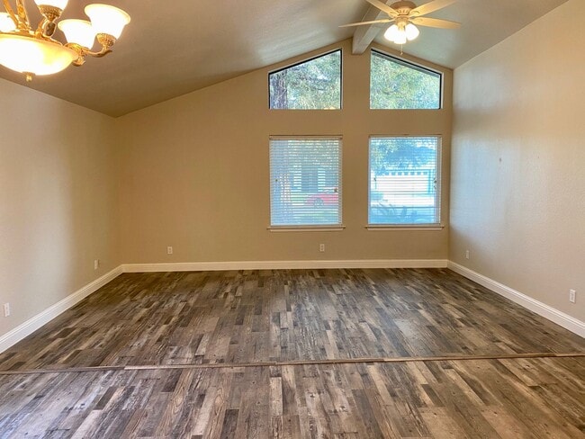 2189 Vartikian Ave in Clovis, CA - Building Photo - Building Photo