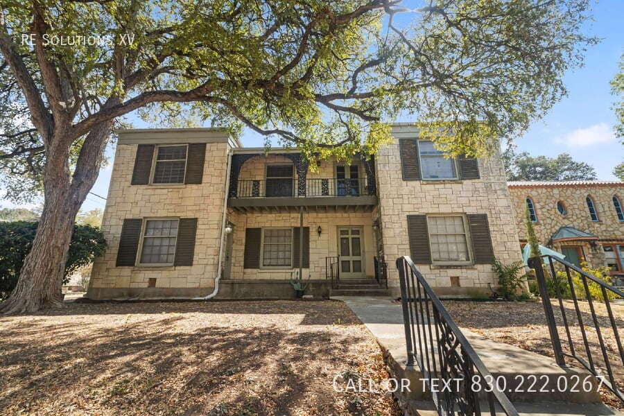 336 E Lullwood Ave in San Antonio, TX - Building Photo
