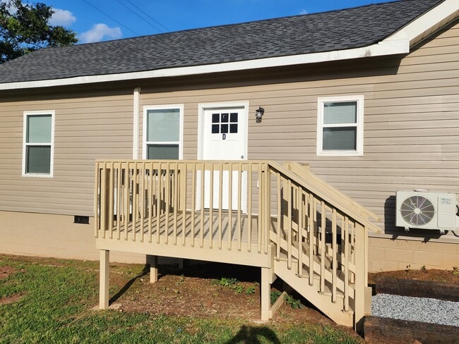 1587 Main St in Wellford, SC - Building Photo - Building Photo