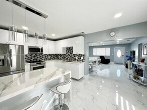 460 NE 169th St in North Miami Beach, FL - Building Photo - Building Photo