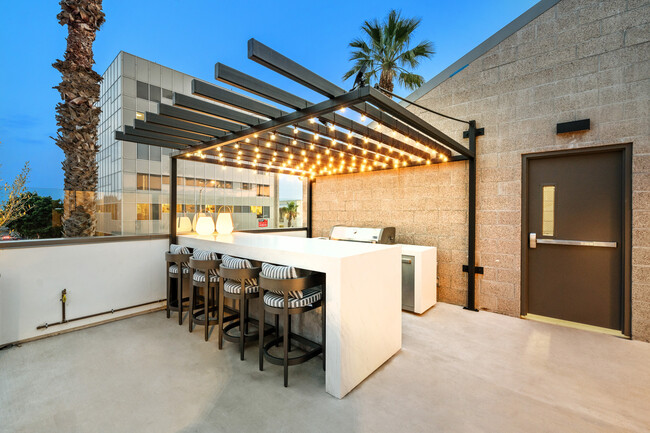 2729 Wilshire Blvd in Santa Monica, CA - Building Photo - Building Photo