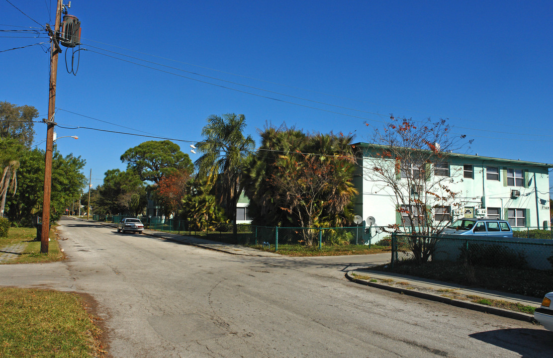Lakeside Colony Apartments in St. Petersburg, FL - Building Photo