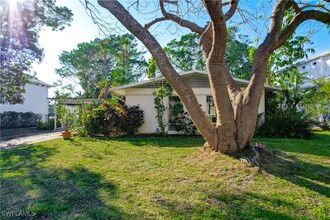 678 E Lake Dr in Naples, FL - Building Photo - Building Photo