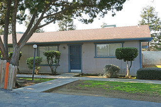 Sierra Woods Apartments in Sanger, CA - Building Photo - Building Photo