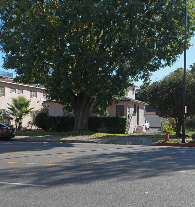 334 W Alameda Ave in Burbank, CA - Foto de edificio - Building Photo