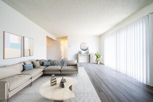 800 E Bobier Dr, Unit M14 in Vista, CA - Building Photo