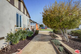 6337 W 83rd St in Los Angeles, CA - Building Photo - Building Photo