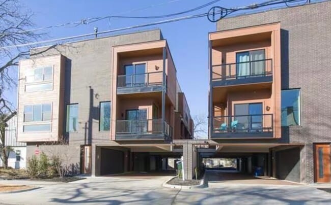 property at 425 W 9th St