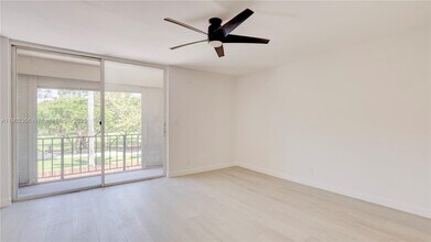 933 NE 24th Ave in Hallandale Beach, FL - Building Photo - Building Photo
