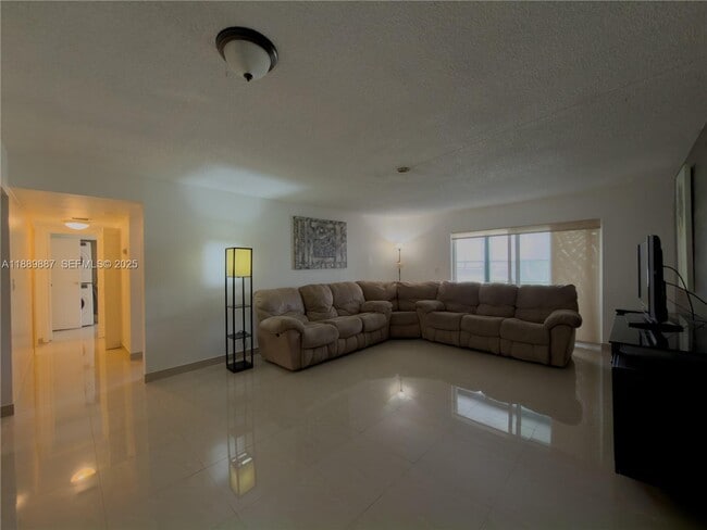 325 W Laurel Dr in Margate, FL - Building Photo - Building Photo