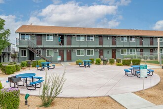 Share Village Apartments in Las Vegas, NV - Foto de edificio - Building Photo