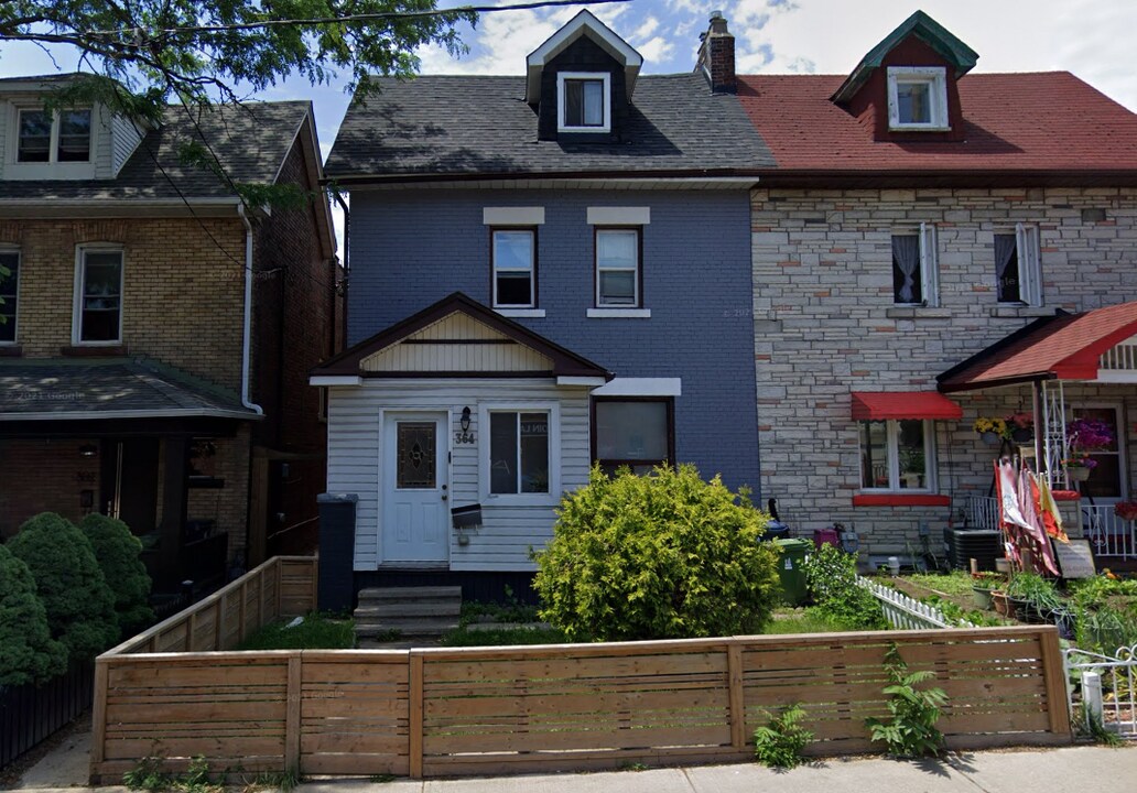 364 Sorauren Av in Toronto, ON - Building Photo