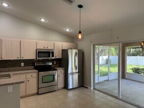 3928 Champagne Ave in North Port, FL - Foto de edificio - Building Photo