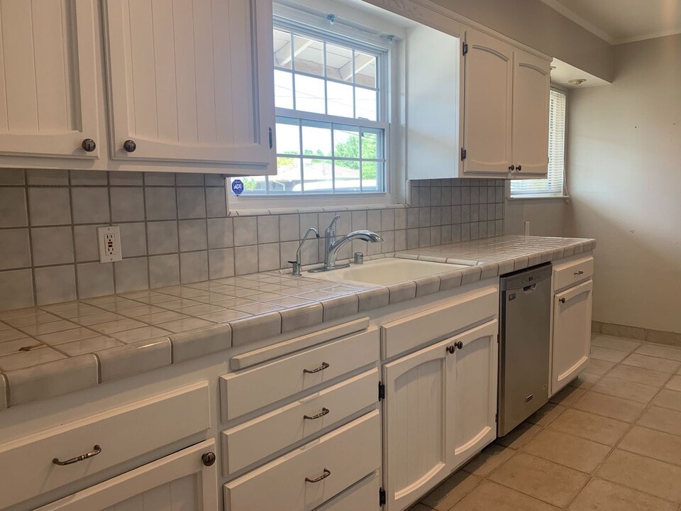 3328 Hurley Way in Sacramento, CA - Building Photo