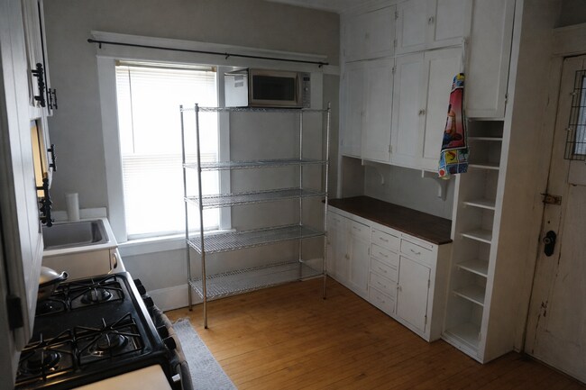 3284 N Oakland Ave in Milwaukee, WI - Building Photo - Building Photo