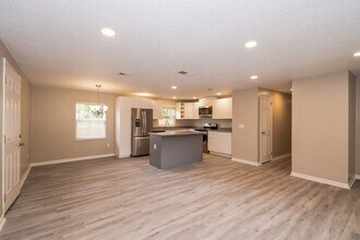 4219 Pointe Haven Dr S in Jacksonville, FL - Foto de edificio - Building Photo