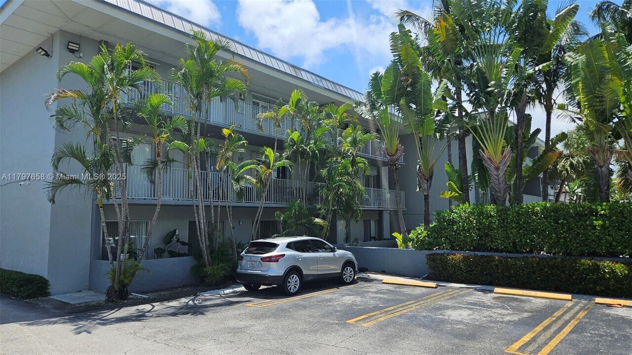 7401 SW 82nd St in Miami, FL - Foto de edificio