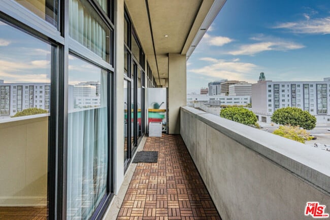 property at 3223 W 6th St