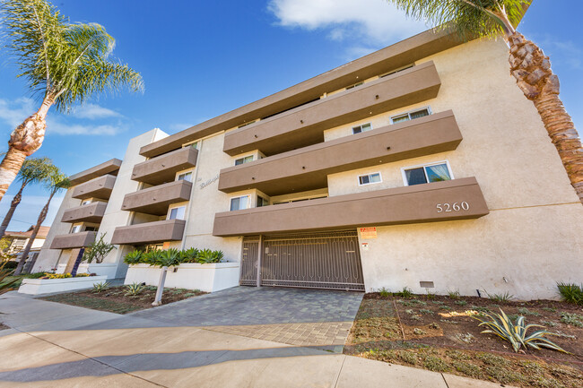 The Bellingham Apartments in Valley Village, CA - Building Photo - Building Photo