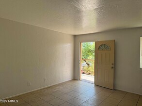 2537 W Georgia Ave, Unit 19 in Phoenix, AZ - Building Photo - Building Photo