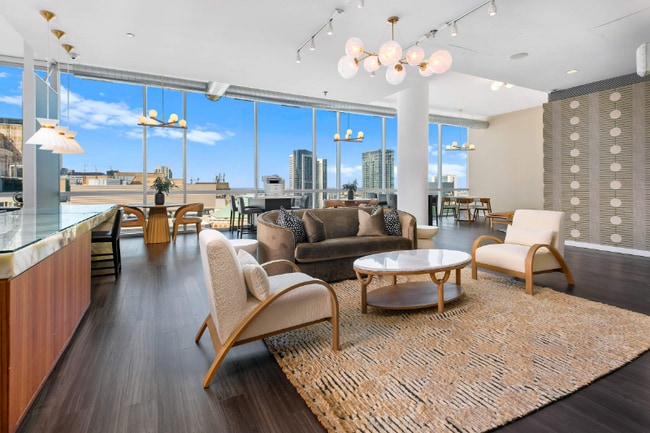 380 N La Salle St-Unit -1 in Chicago, IL - Building Photo - Building Photo