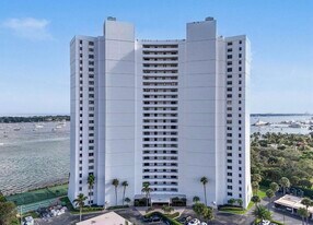 5200 N Flagler Dr in West Palm Beach, FL - Building Photo