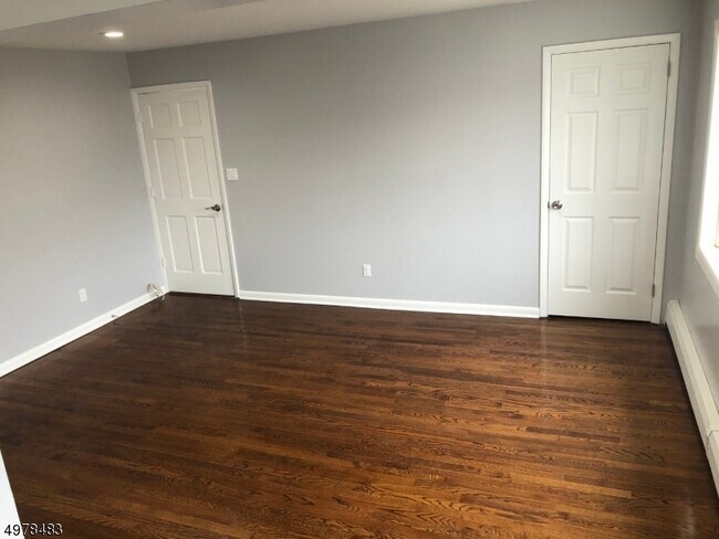409 Gable Ln in Linden, NJ - Building Photo - Building Photo