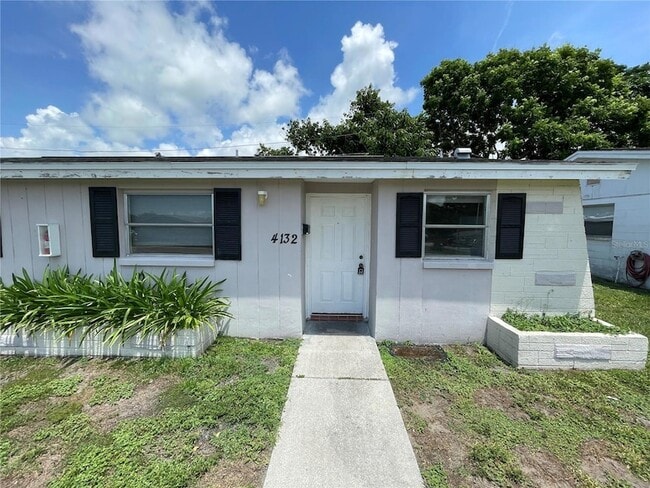 4136 Shoreline Dr, Unit 2 in New Port Richey, FL - Building Photo - Building Photo