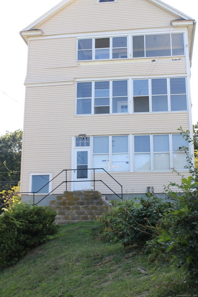 195 Highland Ave in Waterbury, CT - Foto de edificio - Building Photo