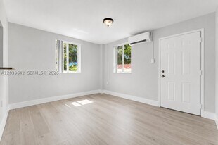 6647 SW 59th St in South Miami, FL - Building Photo