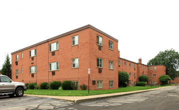 R & A Apartments in Rocky River, OH - Building Photo - Building Photo