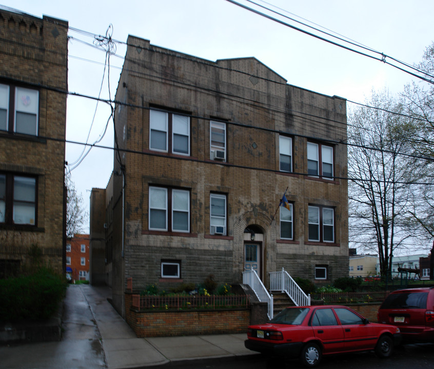 96 W 24th St in Bayonne, NJ - Building Photo