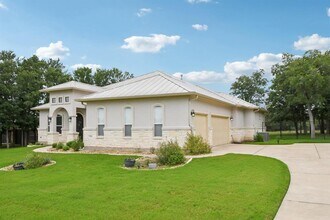124 Abamillo Dr in Bastrop, TX - Building Photo - Building Photo