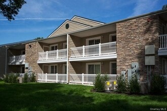 216 Tudor Ln-Unit -216 in Middle Island, NY - Foto de edificio - Building Photo