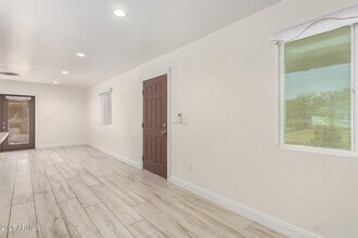 2056 W Dobbins Rd in Phoenix, AZ - Foto de edificio - Building Photo