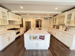 87 Wheatley Rd in Old Westbury, NY - Building Photo - Building Photo