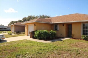 320 Harry Ave S in Lehigh Acres, FL - Building Photo