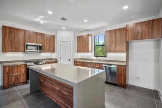 10728 Twin Oak Dr in Conroe, TX - Building Photo - Building Photo