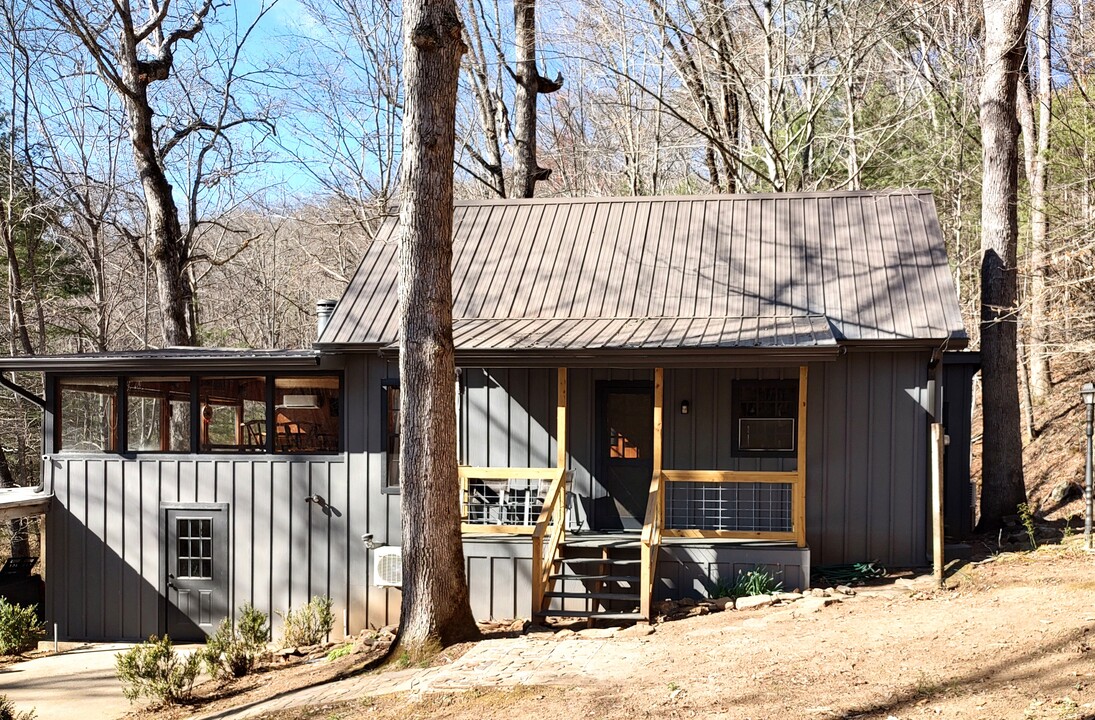 355 Henslee Hollow Ln in Rabun Gap, GA - Building Photo