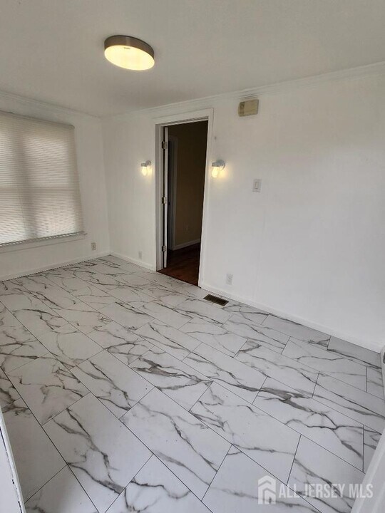 18 Walnut St in North Brunswick, NJ - Building Photo