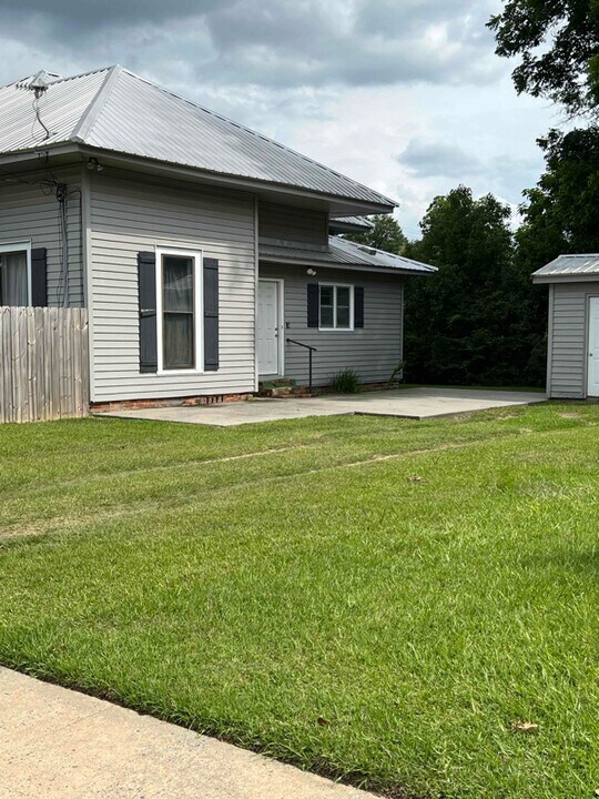 212 N Caswell St in Glennville, GA - Building Photo