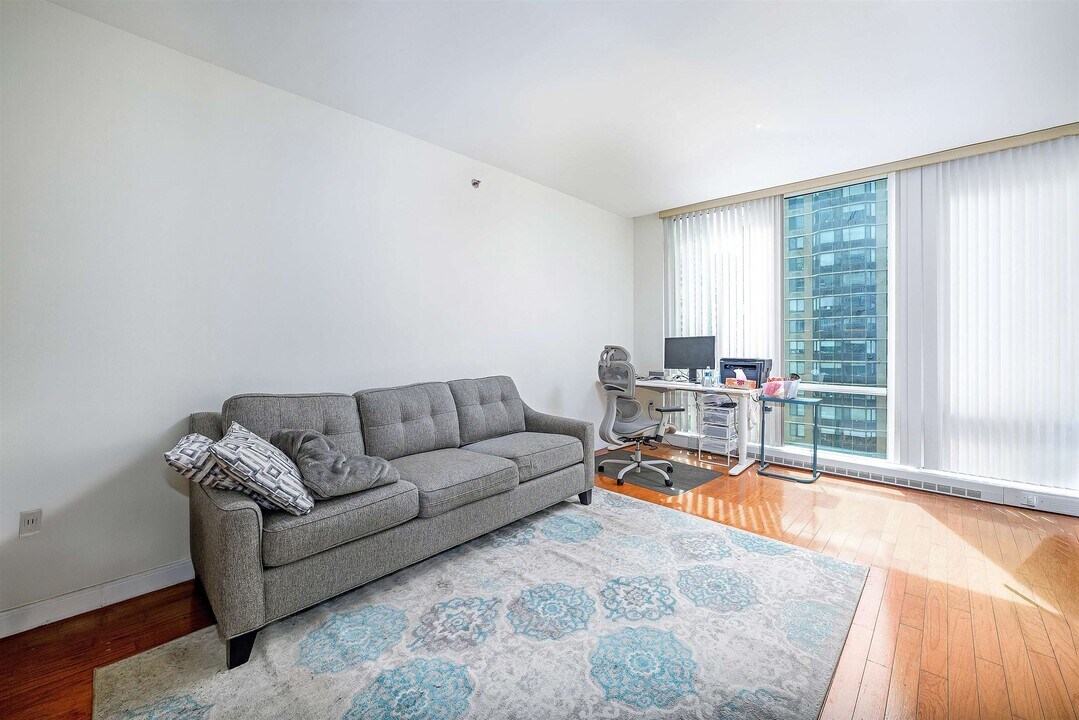 20 Newport Pkwy in Jersey City, NJ - Building Photo
