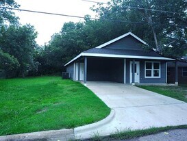 1115 Charlie's Dr in Commerce, TX - Building Photo