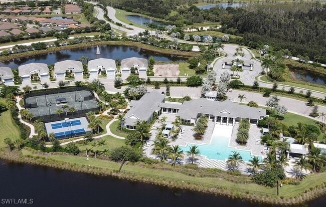 9241 Cayman Dr in Naples, FL - Foto de edificio - Building Photo