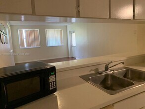 8180 Geneva Ct in Doral, FL - Building Photo - Building Photo